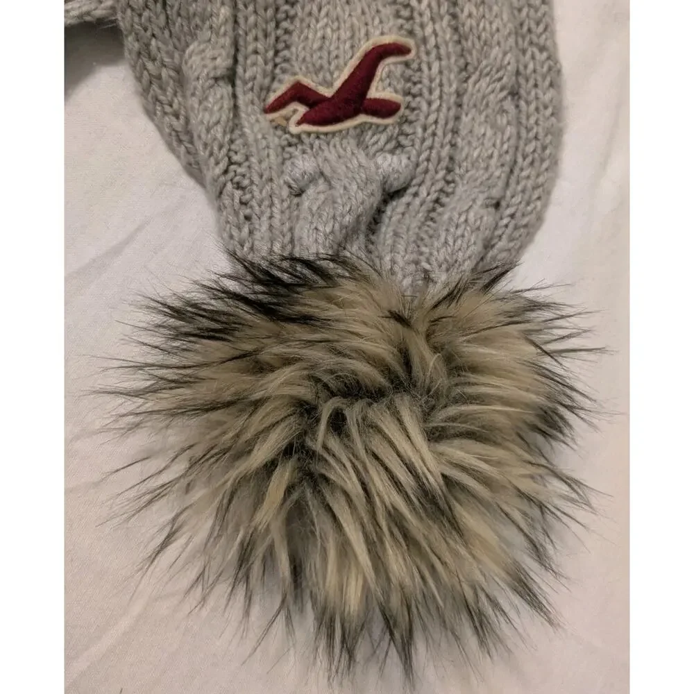 Y2K Hollister Gray Cable Knit Faux Fur Pom Pom Scarf